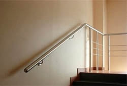 Пристенные металлические поручни для лестниц